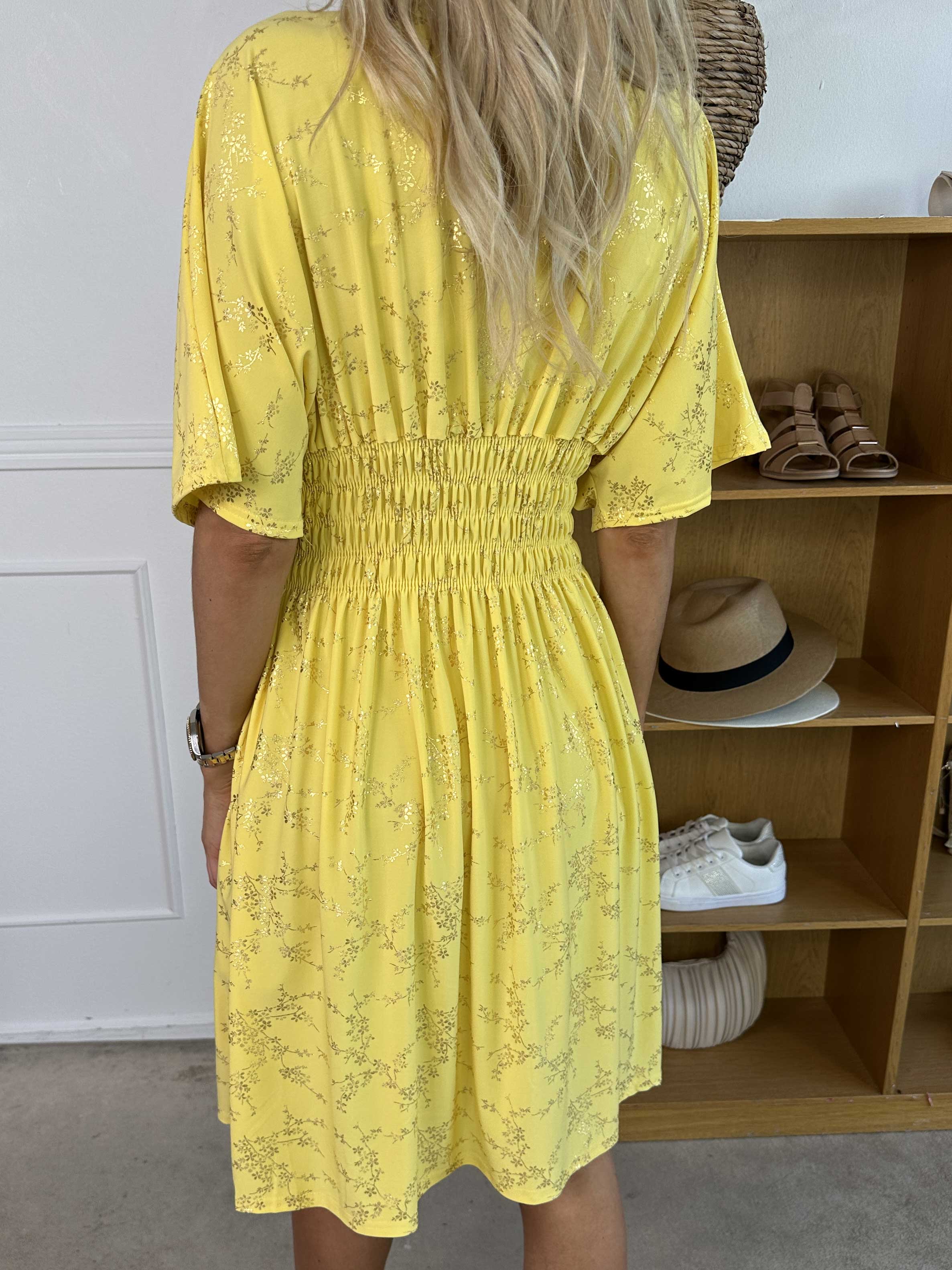 Pams Gold Short - Elastisk klänning detaljerad med guldblommor